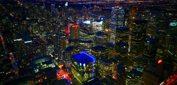 夜間交通の空中ビュー ライトアップされた都市高速道路と下の交差点 カナダ トロント — ストック写真