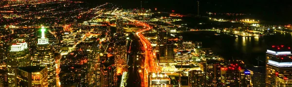 Légi Felvétel Éjszakai Forgalomról Megvilágított Városi Autópályáról Alsó Átkelőhelyről Toronto — Stock Fotó