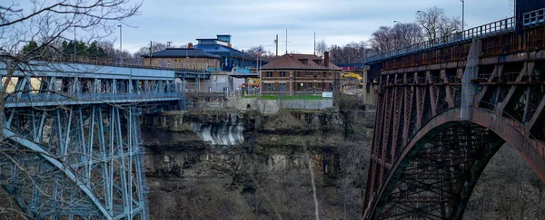 Nehrin üzerindeki köprünün gündüz çekim zamanı