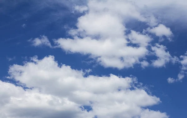 Bulutlarla dolu mavi gökyüzü. Temiz hava ve doğa.