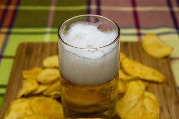 Ett Glas Med Chips Och Ströbröd Ett Glasbägare — Stockfoto