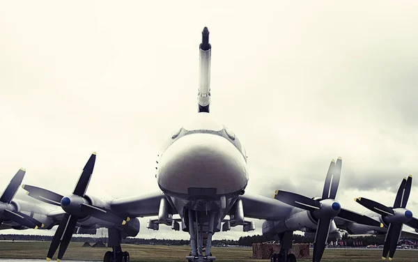 Vidalı Motorlu Uçak Kanatlarda Pervaneler — Stok fotoğraf