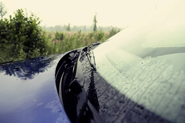 Araba Yağmurda Farlar Arka Cam — Stok fotoğraf