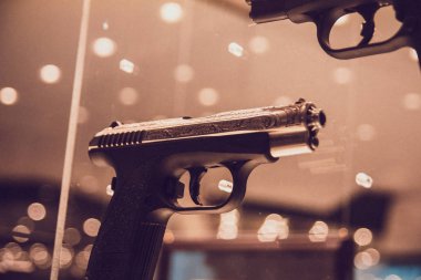 Küçük silahlar. Fıçıda oyma. Antik modern.