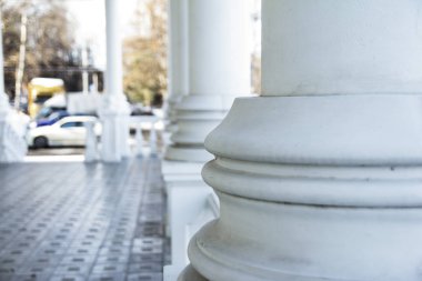 Beyaz sütunlar ve korkuluklar beton mimarisi.