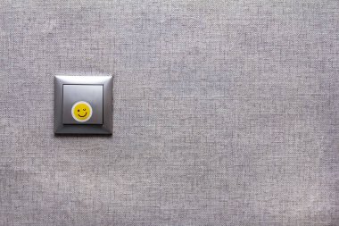 Gülen bir yüzle duvarı açın. Gri arka plan.