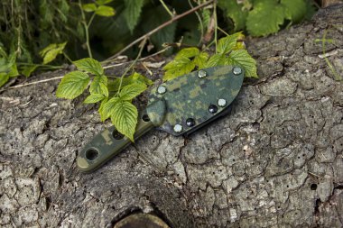 Kılıfındaki bıçak. Kılıfın içinde kemerimde. Sırt çantası zammı.