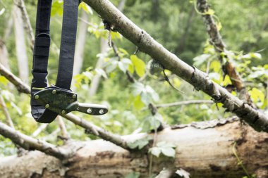 Kılıfındaki bıçak. Kılıfın içinde kemerimde. Sırt çantası zammı.