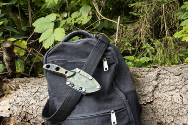 Kılıfındaki bıçak. Kılıfın içinde kemerimde. Sırt çantası zammı.