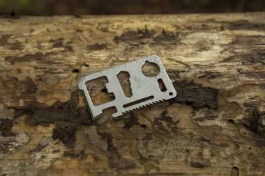 Saha bıçağı, çoklu araç. Bir ağaca sıkışmış.