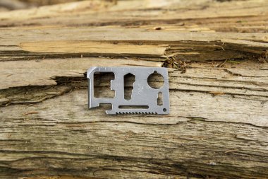 Saha bıçağı, çoklu araç. Bir ağaca sıkışmış.