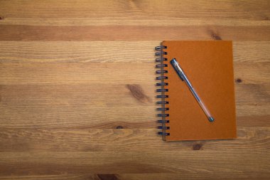 Kayıt çizmek için not defteri. Ahşap bir masada.