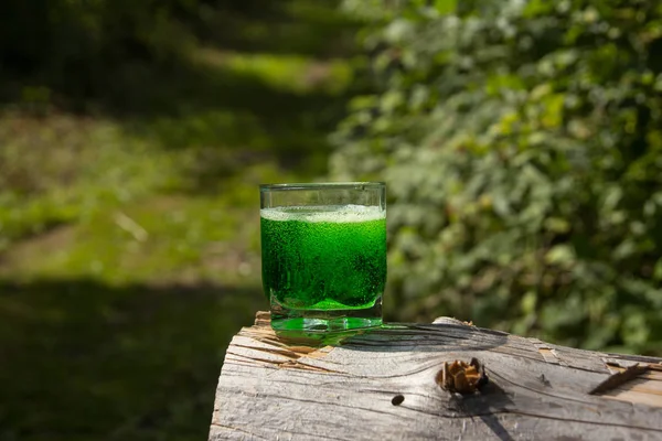 Glas Mit Einem Grünen Getränk Der Natur — Stockfoto