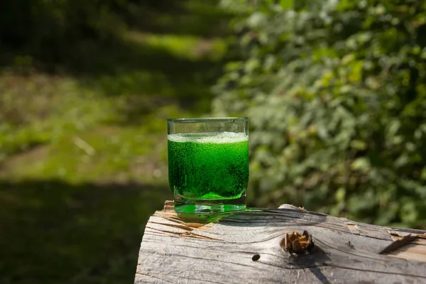 Glas Mit Einem Grünen Getränk Der Natur — Stockfoto