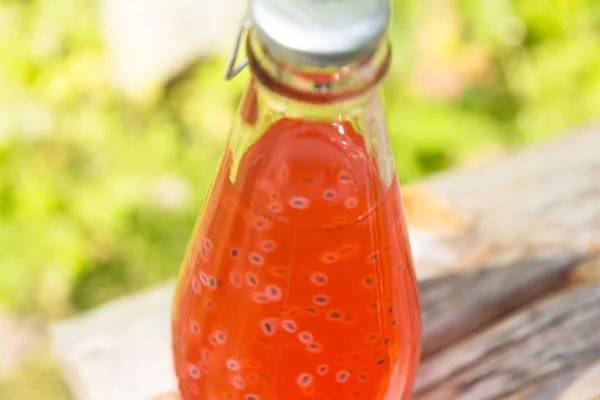 Una Botella Vino Naranja Tapón Metal Semillas Dentro — Foto de Stock