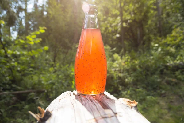 Eine Glasflasche Orangengetränk Metallstopfen Samen Inneren — Stockfoto