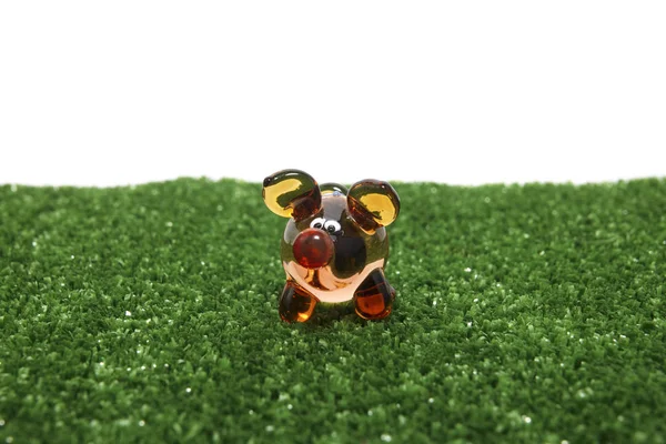 Beyaz bir arka plan üzerinde oyuncak dekoratif cam. Hayvanlar, köpekler, kurbağalar.