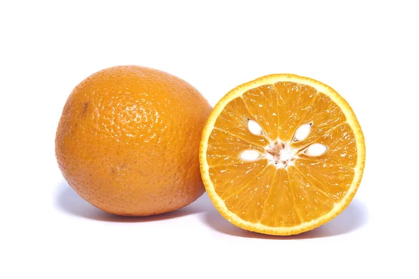 Beyaz Bir Arka Planda Portakallar Meyve Şeftali Tarçın — Stok fotoğraf