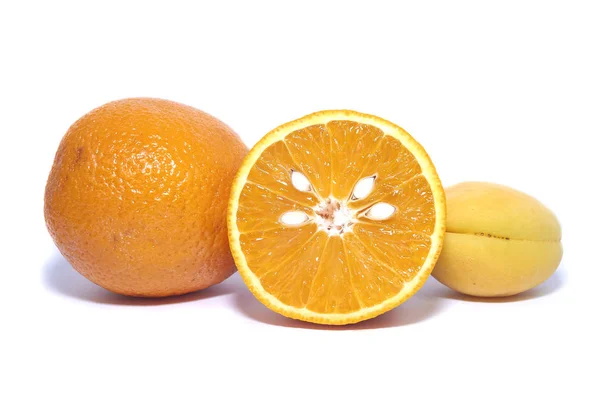 Oranges Sur Fond Blanc Des Pêches Aux Fruits Cannelle — Photo