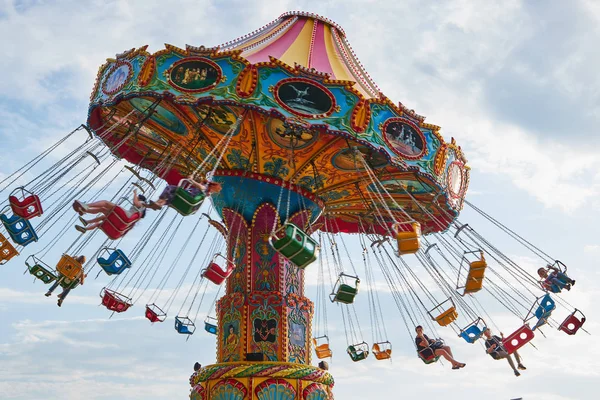 İnsanlar lunaparkta zincir atlıkarıncaya biniyor. Cheboksary, Rusya, 05 / 11 / 2019 — Stok fotoğraf