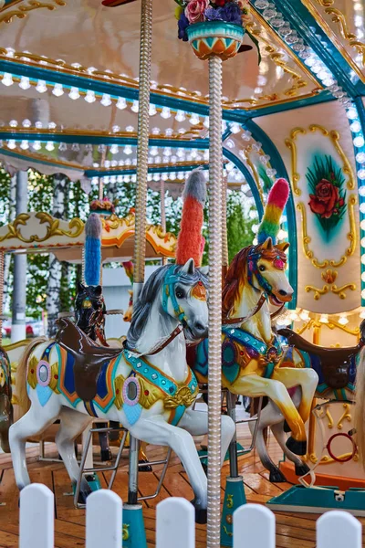 Carrossel infantil com cavalos. Cheboksary, Rússia, 05 / 11 / 2019 — Fotografia de Stock