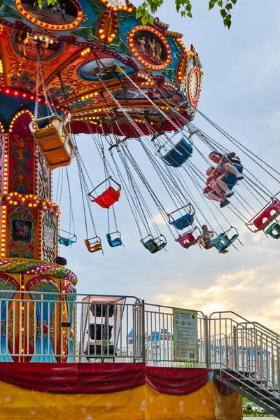 İnsanlar lunaparkta zincir atlıkarıncaya biniyor. Cheboksary, Rusya, 05 / 11 / 2019 — Stok fotoğraf