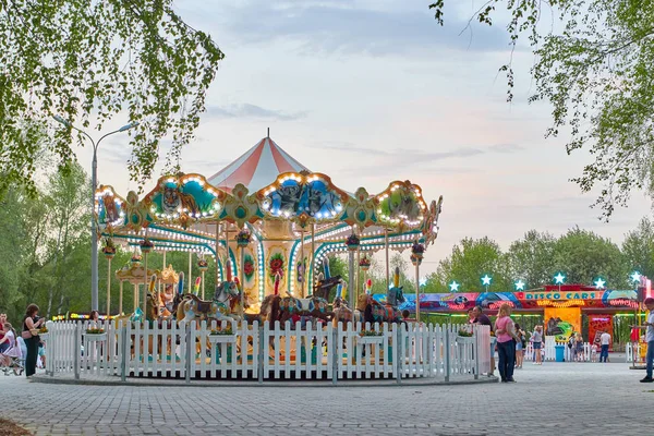 Carrusel infantil con caballos. Cheboksary, Rusia, 05 / 11 / 2019 —  Fotos de Stock