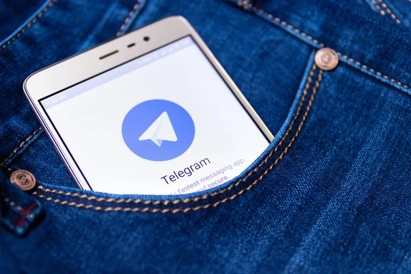 Télégramme d'icône sur l'écran d'un smartphone dans la poche de votre jean. Cheboksary, Russie, 17 / 02 / 2019 — Photo