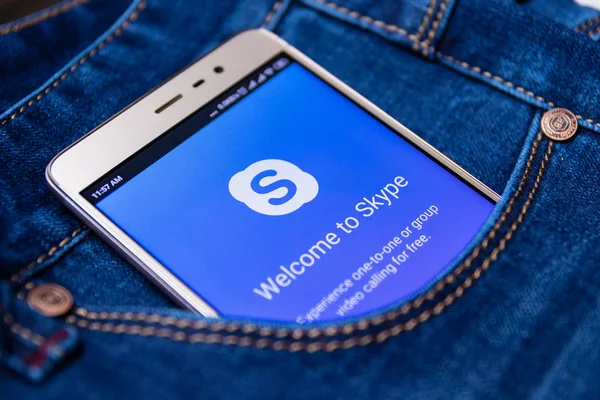 Icône skype sur l'écran d'un smartphone dans la poche de votre jean. Cheboksary, Russie, 17 / 02 / 2019 — Photo
