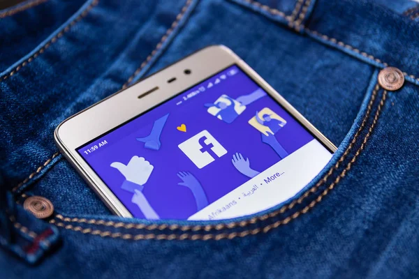 Icône facebook sur l'écran d'un smartphone dans votre poche de jeans. Cheboksary, Russie, 17 / 02 / 2019 — Photo