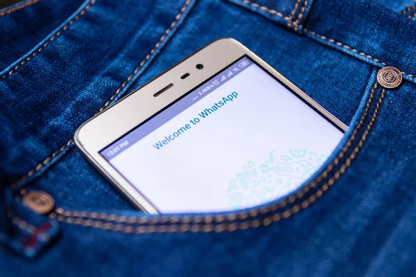 Icône WhatsApp sur l'écran du smartphone dans la poche du jean. Cheboksary, Russie, 17 / 02 / 2019 — Photo