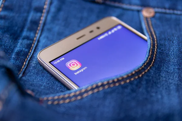 Icône instagram sur l'écran du smartphone dans la poche de votre jean. Cheboksary, Russie, 17 / 02 / 2019 — Photo