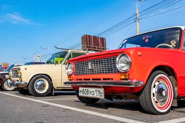 Old cars in the parking lot. Vaz 2101 The city of Cheboksary, Russia, 22/09/2018 — Stock Photo, Image