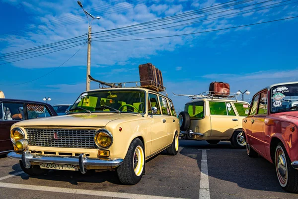 Régi autók a parkolóban. VAZ 2102 a város Cheboksary, Oroszország, 22/09/2018 — Stock Fotó