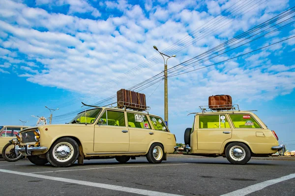 Carros velhos no parque de estacionamento. Vaz 2102 A cidade de Cheboksary, Rússia, 22 / 09 / 2018 — Fotografia de Stock