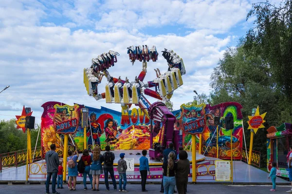 Şehir parkında ekstrem atlıkarınca. Cheboksary, Rusya, 19.08.2018 — Stok fotoğraf