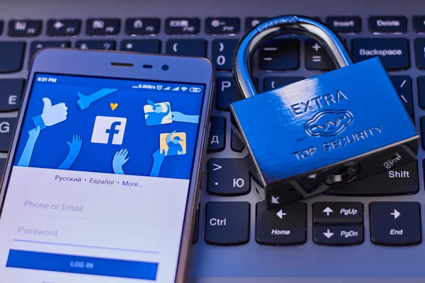 O conceito de proteção de dados pessoais na rede social Facebook. Rede social de segurança. Cheboksary, Rússia. 22 / 4 / 2019 — Fotografia de Stock