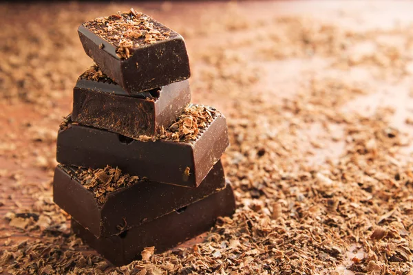 Chocolate bars on a wooden background. Chocolate candies. — Stock Photo, Image