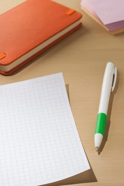 Ett ark för noter på ett träbord. — Stockfoto