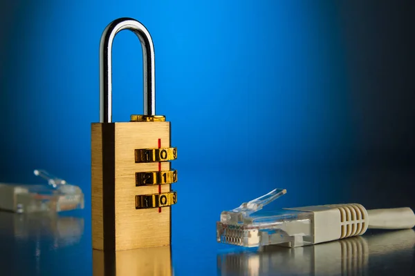 The concept of an encrypted Internet connection. Golden padlock. — Stock Photo, Image