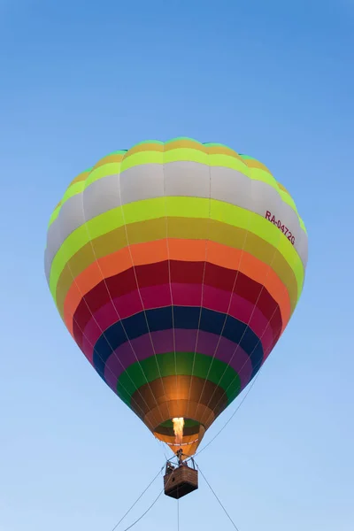 Balon w powietrzu. Jazda balon. Miasto Czeboksary, Rosja, 08/19/2018 — Zdjęcie stockowe