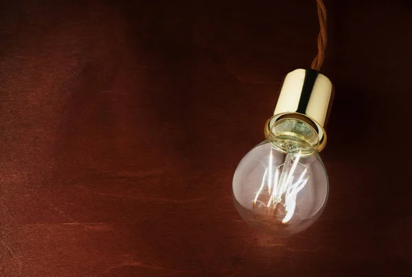 Modern ekonomisk LED-belysning. LED-lampa på ett träbord. — Stockfoto