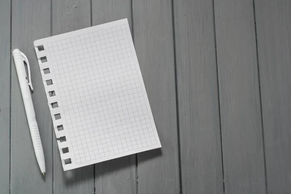 Ett ark för noter på ett träbord. — Stockfoto
