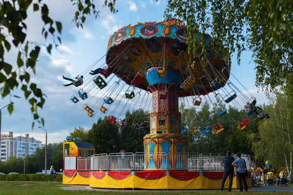 Ketting rotonde in het stadspark. Tsjeboksary, Rusland, 08/19/2018 — Stockfoto