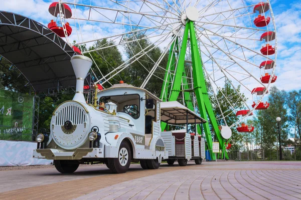 Los niños viajan en la locomotora en el parque. Cheboksary, Rusia, 22 / 07 / 2018 —  Fotos de Stock