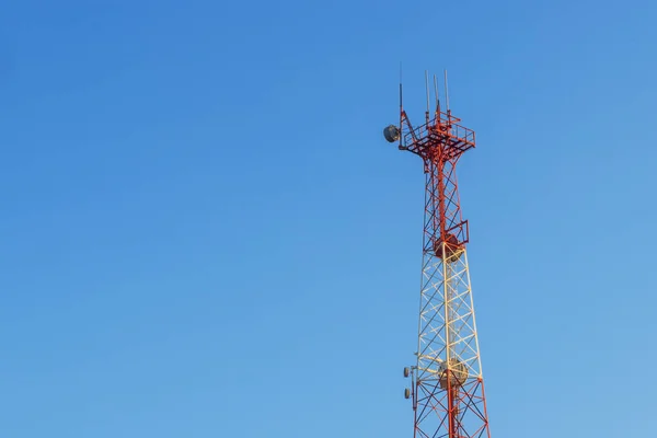 5G smart mobile phone radio network anténa base station on the telecommunication mastst radiating signal — Stock fotografie