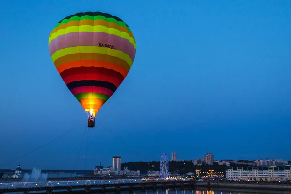Jazda w balon w godzinach wieczornych. Balon w powietrzu. Miasto Czeboksary, Rosja, 08/19/2018 — Zdjęcie stockowe