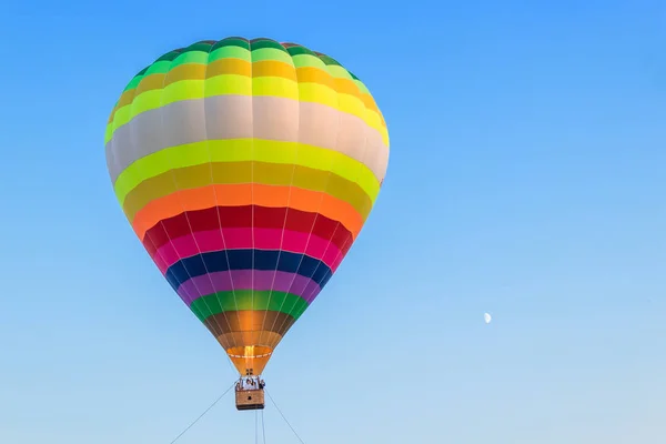 Воздушный шар в воздухе. Катание на воздушном шаре. Свободу. Город Чебоксары, Россия, 08 / 19 / 2018 — стоковое фото