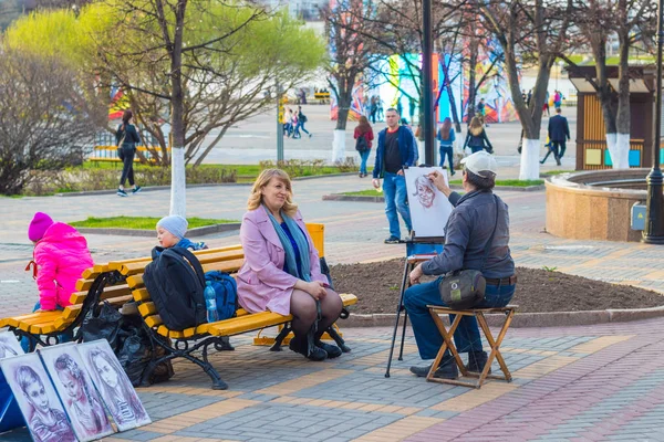 Художник в парке рисует портрет женщины. Cheboksary, Russia, 07 / 05 / 2018 — стоковое фото