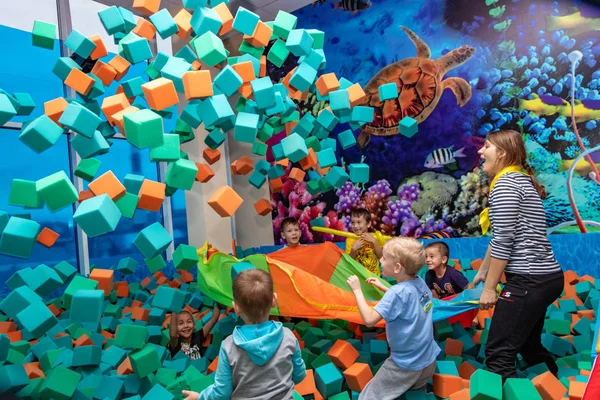 Children play with the animator in the entertainment center. Children play in the pool with soft cubes. Cheboksary, Russia, 10/20/2018 — Stock Photo, Image